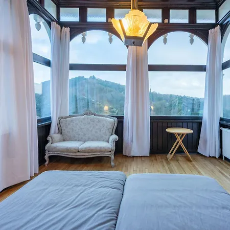 Chateau Constance, 19 Personnes