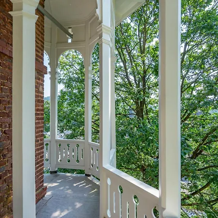 Chateau Constance, 19 Personnes